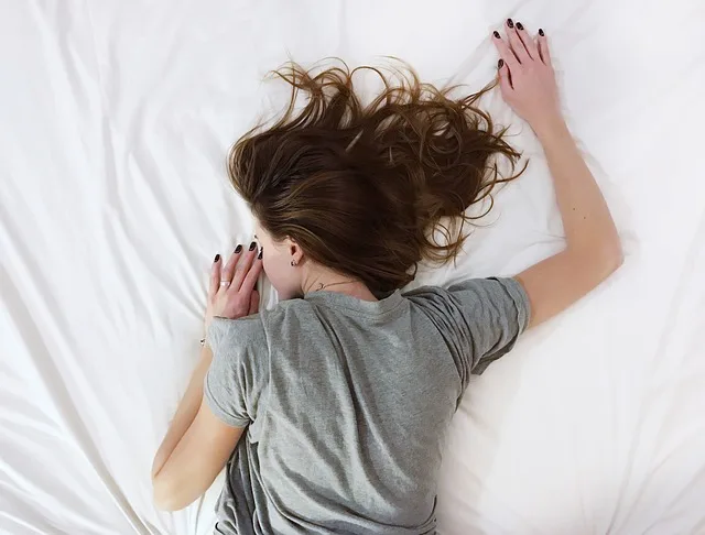 CAUSES DE SON INSOMNIE femme qui a compris comment mieux dormir